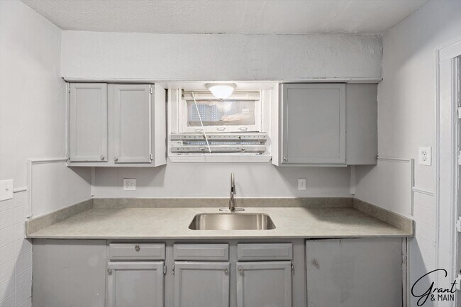 Building Photo - $1250 3 bedrooms