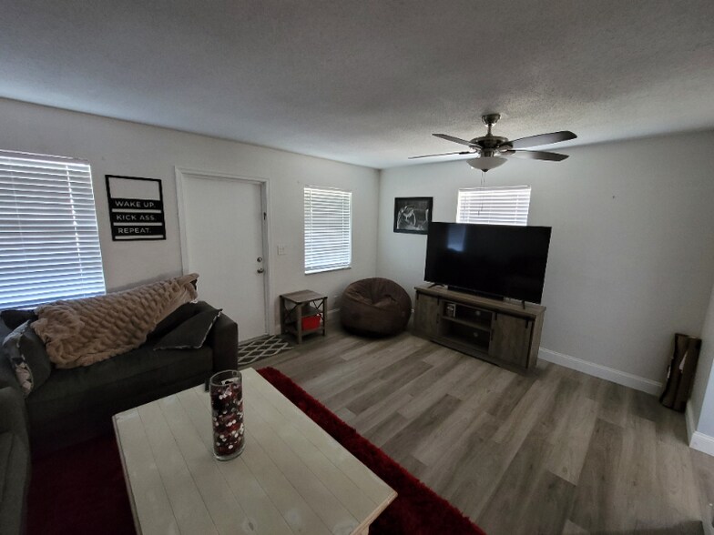 Building Photo - 224 SE 9th Ave