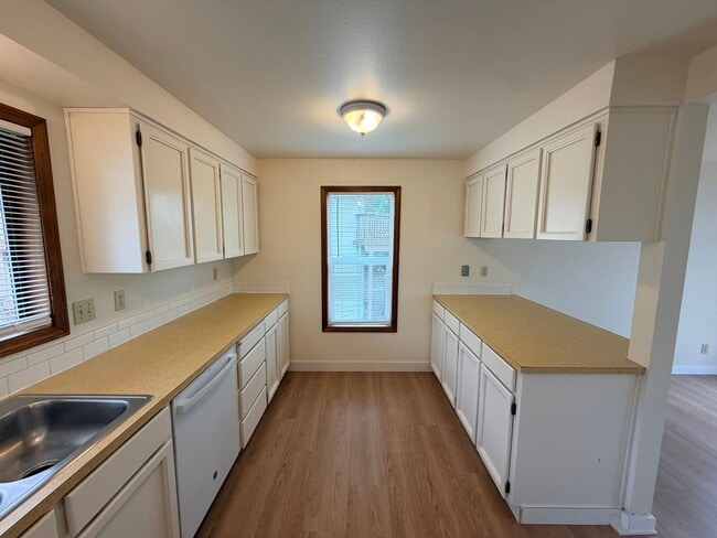 Building Photo - Brand New Flooring and Paint Upper Level Duplex
