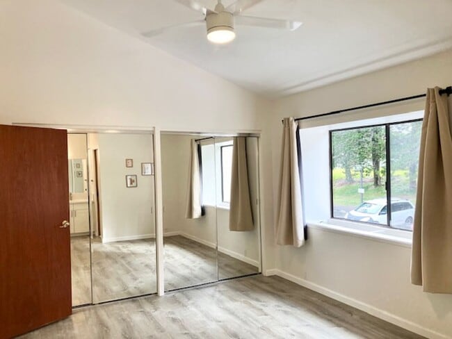 Building Photo - $3,300 2-Bed/2-Bath/2-Parking Townhouse in...