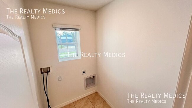 Building Photo - 522 Armoyan Wy