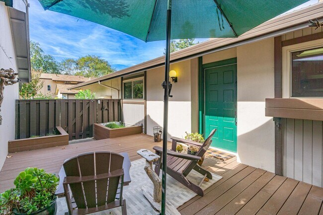 Building Photo - Freshly Renovated, End Unit Town-House Ava...