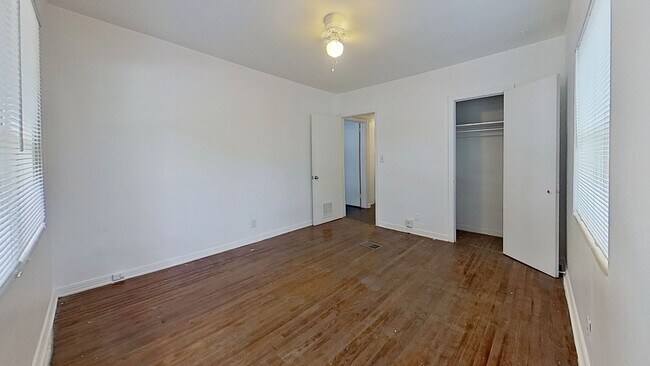Building Photo - Charming Apartment with Wood Floors & Convenient Amenities