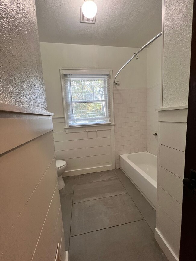 Building Photo - 2 Bed | 2 Bath Single Family Home