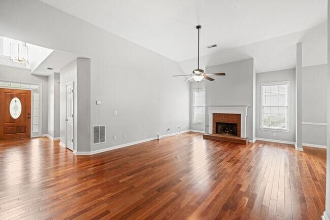 Building Photo - House 4 Beds 2 Baths