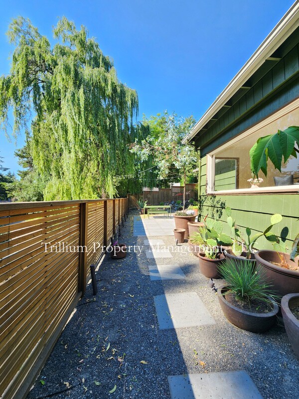 Building Photo - 3206 SW 13th Ave