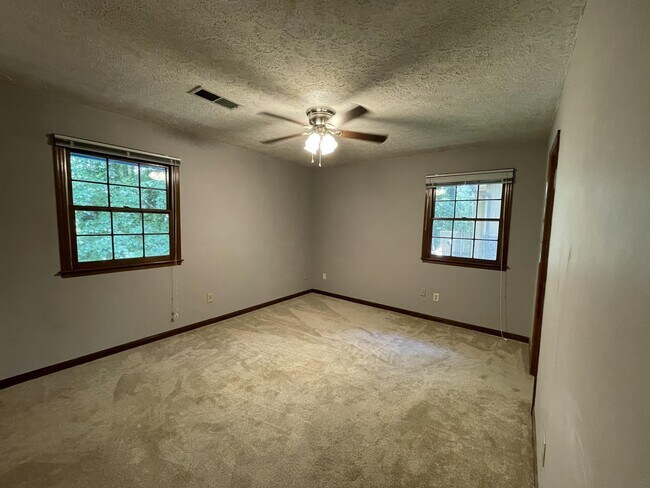 Building Photo - 2511 Skyland Trail NE