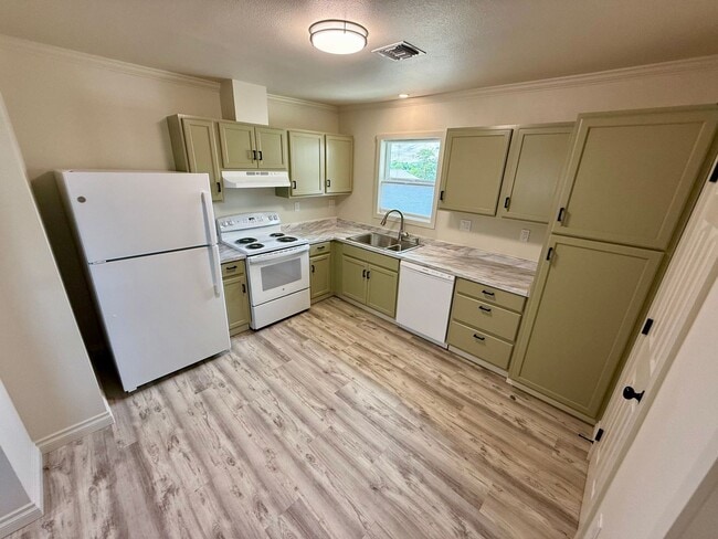 Building Photo - FULLY REMODELED 3 bedroom 1 bath Rental