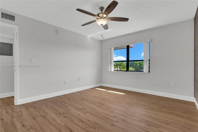 Building Photo - 1121 SW 122nd Ave