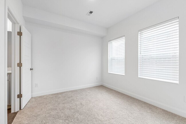 Building Photo - Stunning 4-Bedroom Home for Rent in Prime Cary Location!