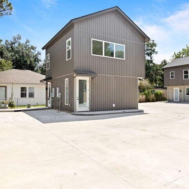 Building Photo - 1 Bed 1.5 Bath Condo Near Campus!