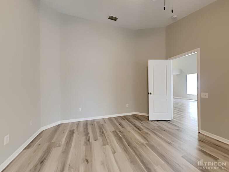 Building Photo - 217 Lakeway Ln