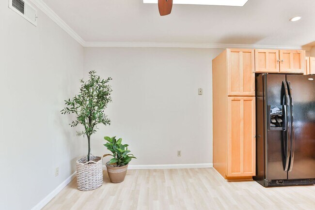 Building Photo - Talmadge : spacious 2 bed, 2 ba top floor condo