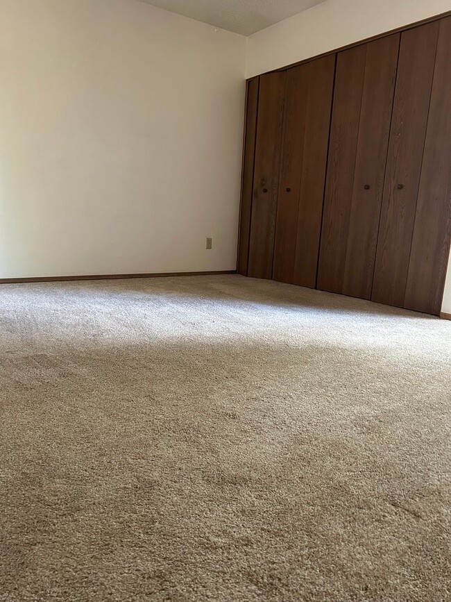 Building Photo - 1 Bedroom 1 Bath Townhome With Detached Ga...