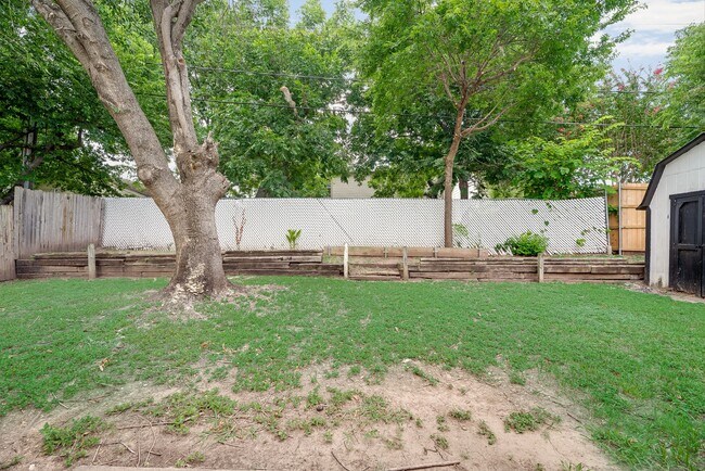 Building Photo - 4/2/2 in well established neighborhood