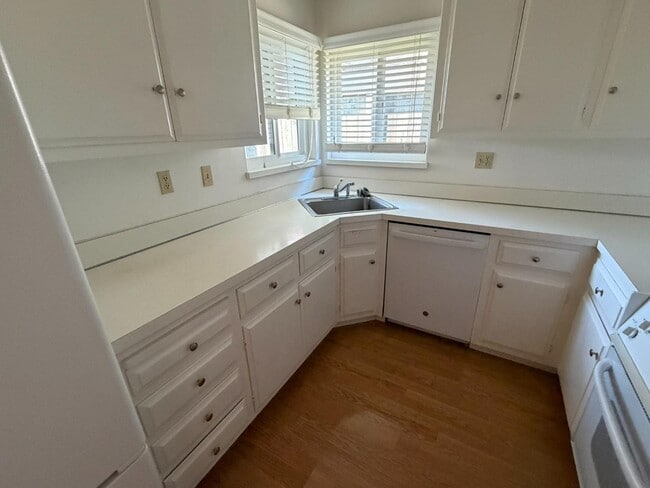 Building Photo - 1355 Palos Verdes Dr