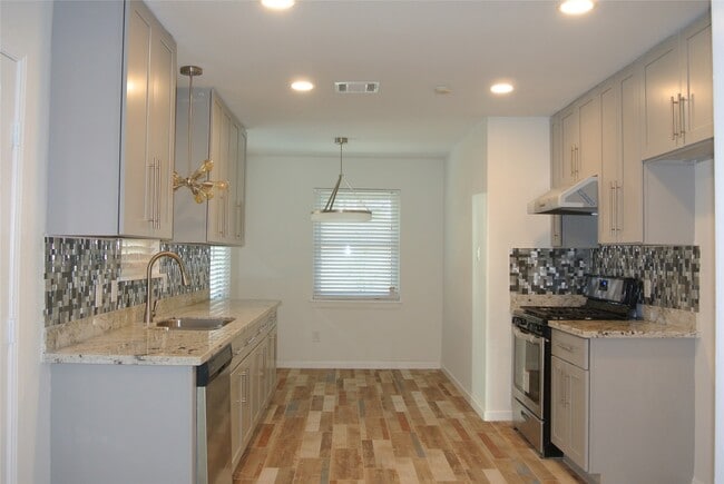 Building Photo - 7911 Greenbush St