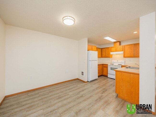 Building Photo - Spacious, clean, modern 4bd/2bth