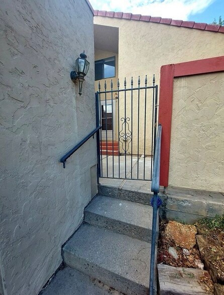 Building Photo - 381 1/2 Ridge View Dr