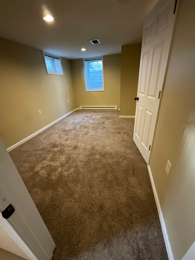 Building Photo - 1229 W Arrowhead Rd