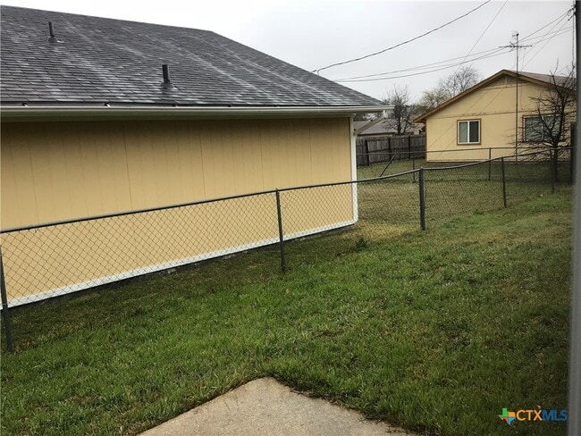 Building Photo - 2214 Carousel Dr