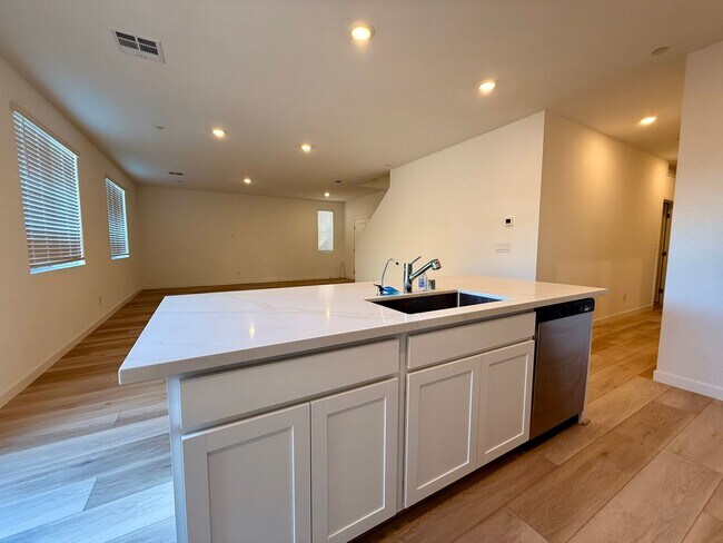 Building Photo - 4 BED 3.5 BATH 2 CAR GARAGE HOME w/ LOFT, ...