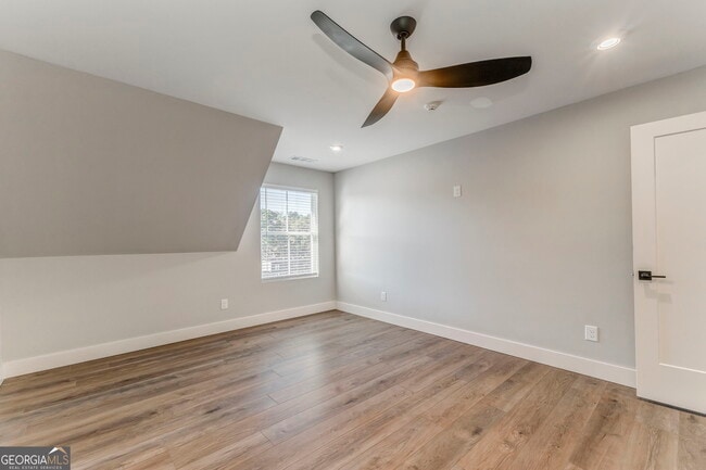 Building Photo - 79 Chateau Dr SE