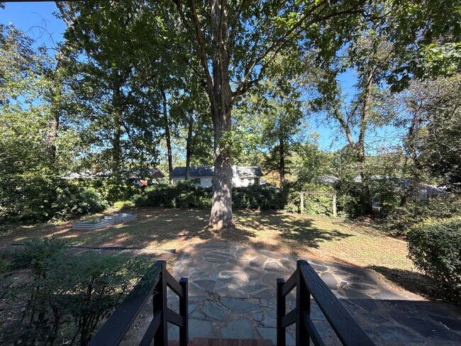 Building Photo - 3-Bedroom Home in Montclaire!