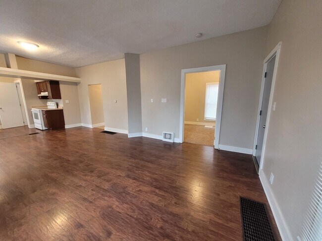 Building Photo - 2 Bedroom, 1 Bathroom home with front porch and fenced yard!