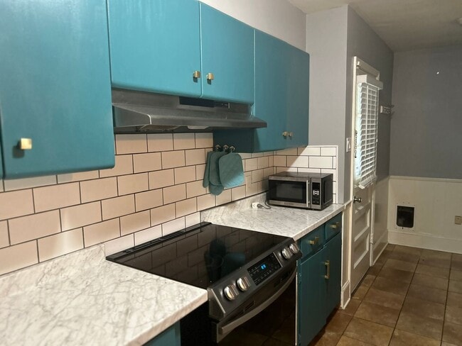 Building Photo - Welcome to this charming 3 bedroom, 1.5 bathroom home in Colonial Acres.