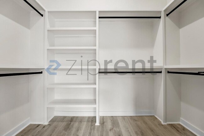 Building Photo - 2000 Riverside Farms Rd