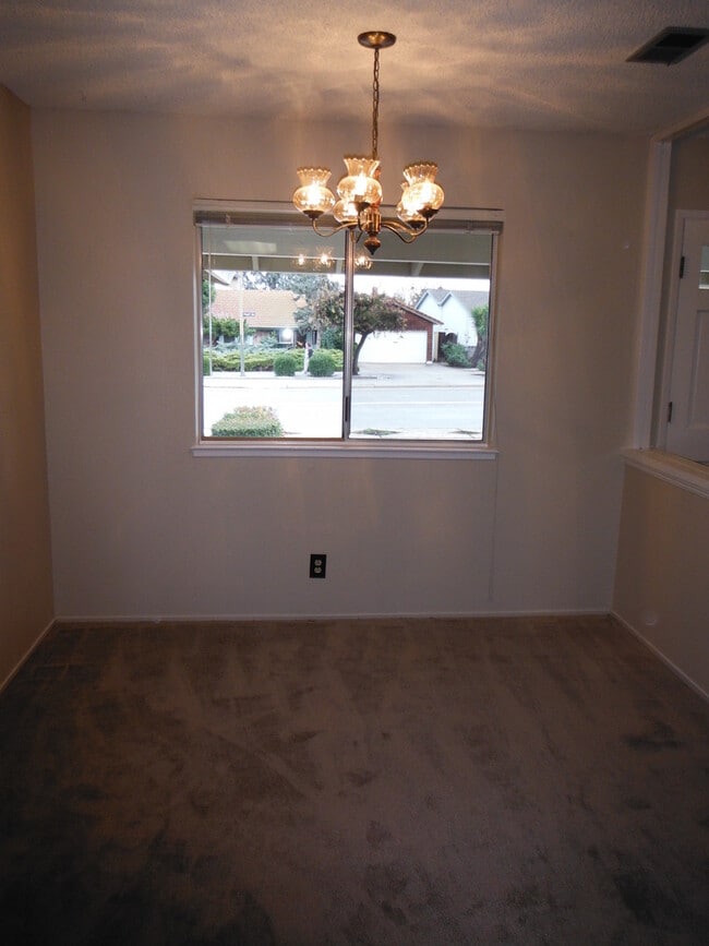 Building Photo - Spacious 3 Bedroom House Available Now
