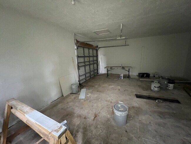 Building Photo - 3BR/1BA Home in Fort Myers with Large Detached Garage 20x25