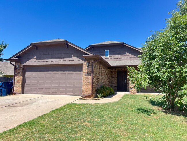 Primary Photo - ?CHARMING EDMOND HOME IN THE VALENCIA NEIG...