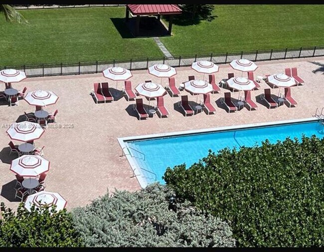 Building Photo - 2555 Collins Ave