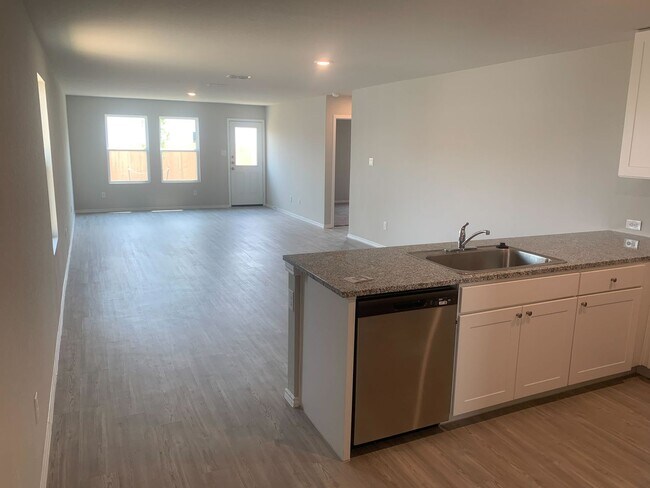 Building Photo - *MOVE IN SPECIAL* Comfortable Living with Open Kitchen & Fenced Yard!