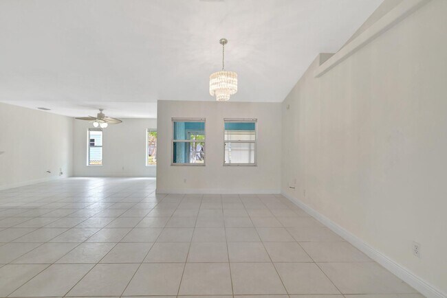 Building Photo - 189 SE Floresta Dr