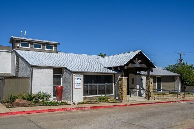 Building Photo - B2 | Lease Today and Receive 6 Weeks Free. *Restrictions apply.