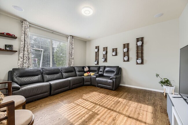 Building Photo - Beautiful 2 story 2,518 sq ft 4 bed 2.5 bath single family home