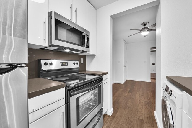 Building Photo - Beautifully Remodeled 1 Bed / 1 Bath with In-Unit Laundry + 3 Parking Spaces