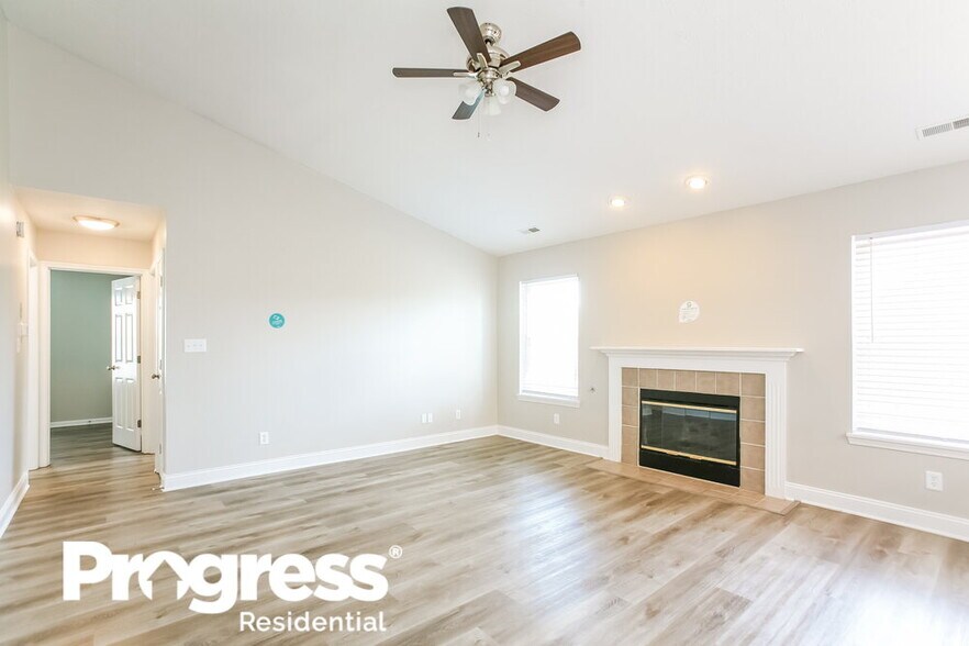 Building Photo - 1015 Redwood Dr