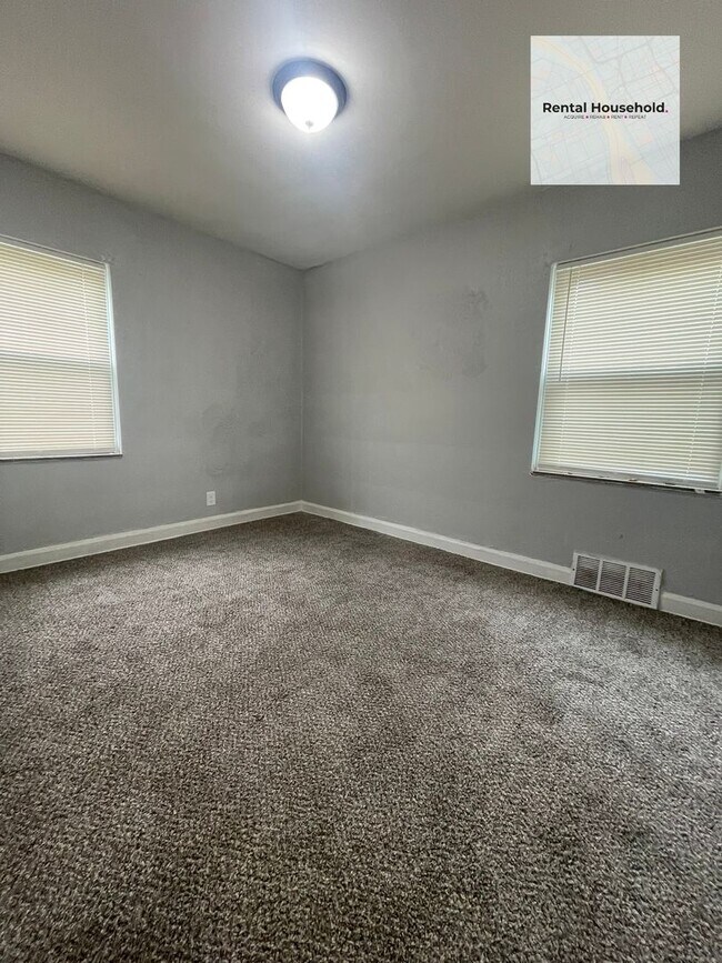 Building Photo - Stunning Renovated 3-Bedroom Bungalow-Move In Ready!!!