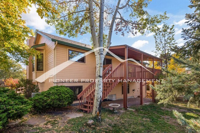 Building Photo - Beautiful 4 bedroom home with Stunning Col...