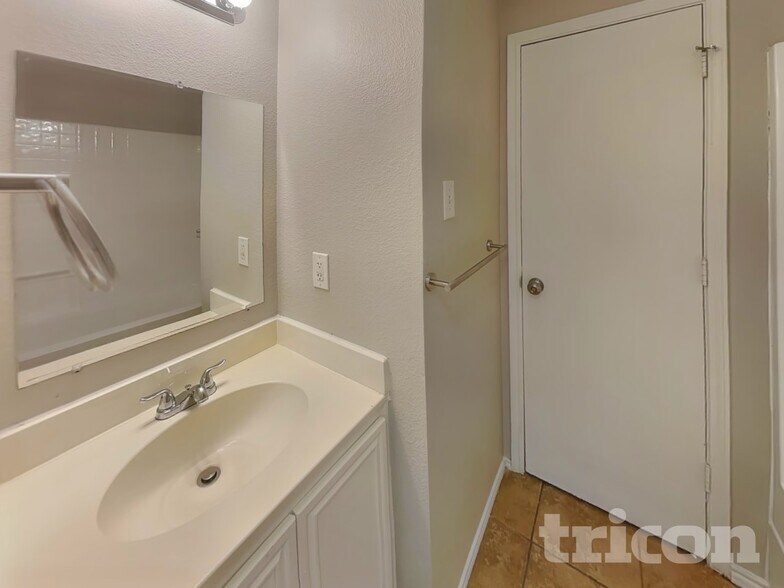 Building Photo - 7422 Amber Dr
