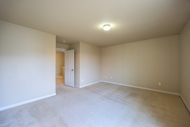 Building Photo - Spacious 3 Bedroom 2.5 Bathroom Rental Pro...