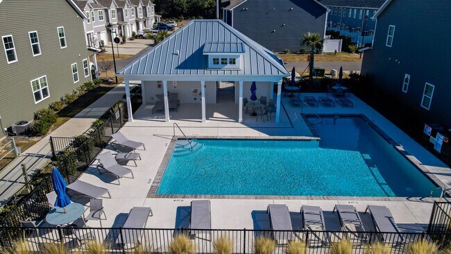 Building Photo - Breathtaking Water Views!