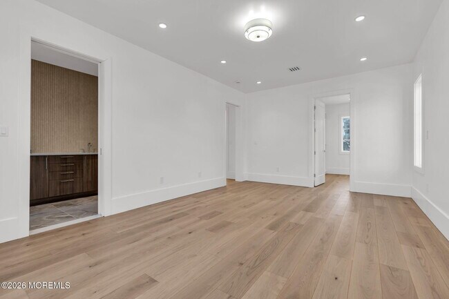 Building Photo - 497 Norwood Ave