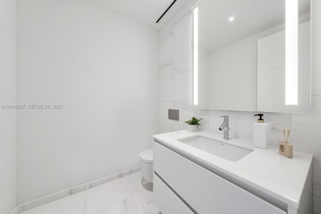 Building Photo - 300 Biscayne Blvd Way