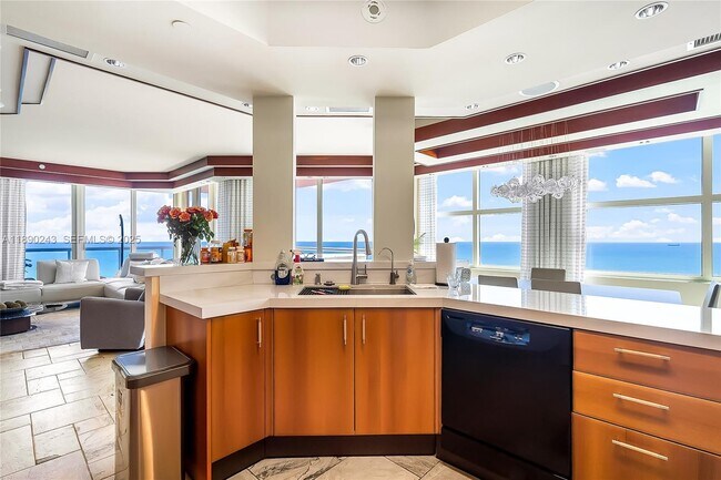 Building Photo - 2110 N Ocean Blvd