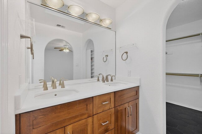 Building Photo - FOUR HILLS Executive Rental 4/5 BD 4/BA